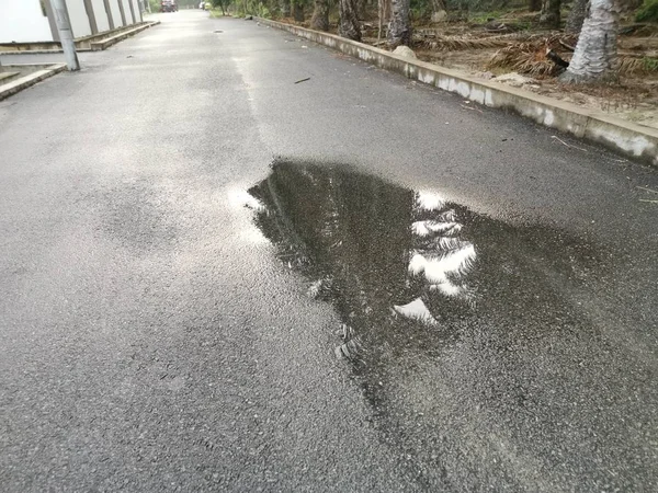 Charco Después Lluvia Calle Residencial — Foto de Stock