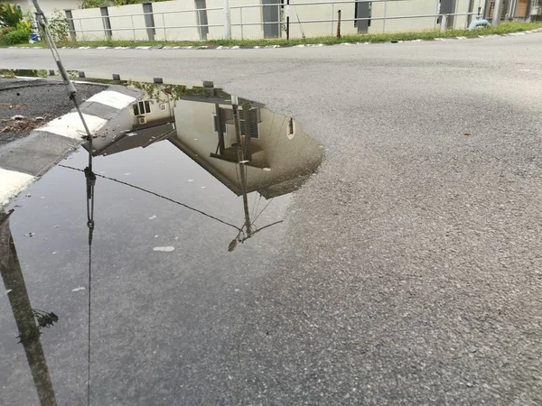 Flaque Eau Après Pluie Dans Rue Résidentielle — Photo