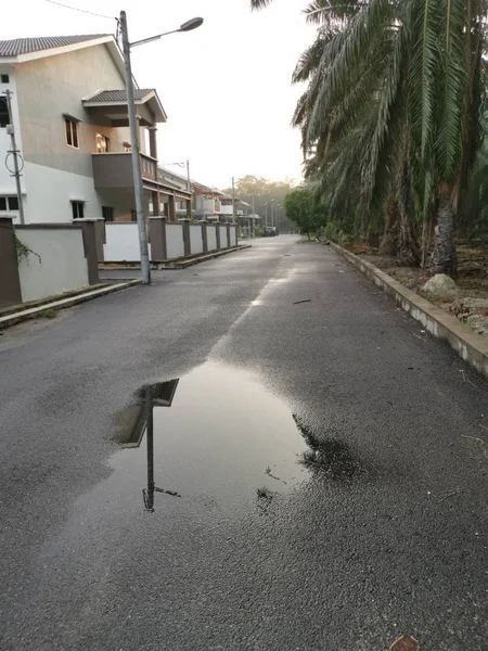 住宅街で雨が降った後の水たまり — ストック写真