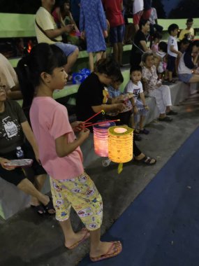 Perak, Malezya. 11 Eylül 2019: Kg Koh Park'ta aile gecesi nde fenerler dolan Orta Sonbahar festivalini kutlayan Çinliler.