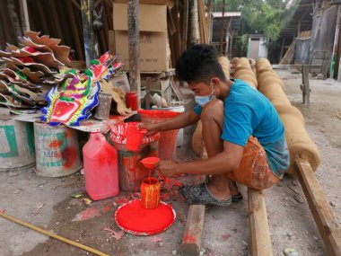 Perak, Malezya. 13 Eylül 2019: Kg Koh Yeni Köyü'nde bulunan joss sopa veya tütsü işleme veya imalat endüstrisinde çalışan adamın sahnesi.