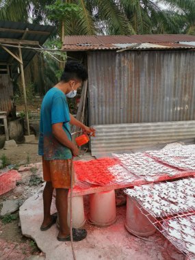 Perak, Malezya. 13 Eylül 2019: Kg Koh Yeni Köyü'nde bulunan joss sopa veya tütsü işleme veya imalat endüstrisinde çalışan adamın sahnesi.