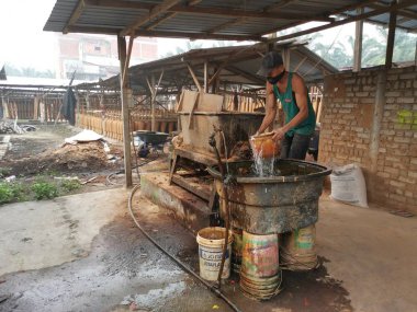 Perak, Malezya. 13 Eylül 2019: Kg Koh Yeni Köyü'nde bulunan joss sopa veya tütsü işleme veya imalat endüstrisinde çalışan adamın sahnesi.