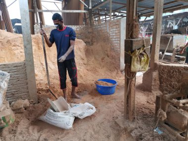 Perak, Malezya. 13 Eylül 2019: Kg Koh Yeni Köyü'nde bulunan joss sopa veya tütsü işleme veya imalat endüstrisinde çalışan adamın sahnesi.