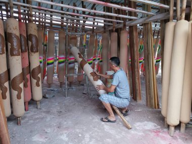 Perak, Malezya. 13 Eylül 2019: Kg Koh Yeni Köyü'nde bulunan joss sopa veya tütsü işleme veya imalat endüstrisinde çalışan adamın sahnesi.