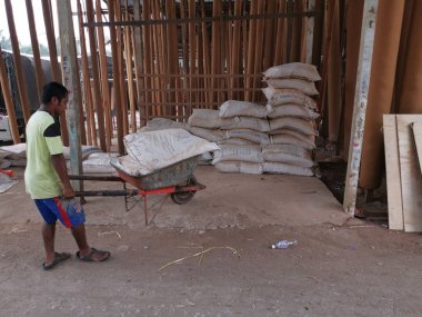 Perak, Malezya. 13 Eylül 2019: Kg Koh Yeni Köyü'nde bulunan joss sopa veya tütsü işleme veya imalat endüstrisinde çalışan adamın sahnesi.