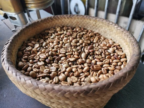 Een Mandje Met Verse Gedroogde Koffie Zaden — Stockfoto