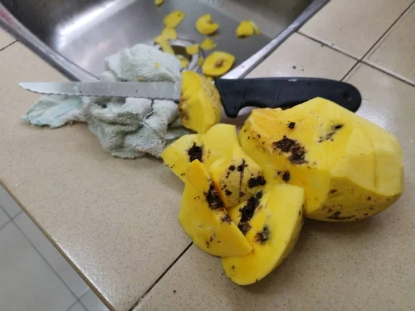 腐っていたマンゴーを切るシーン — ストック写真