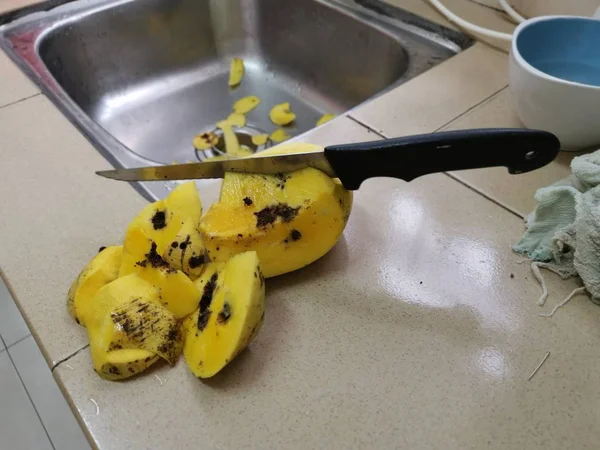 Scena Cięcia Mango Które Stało Się Zgniłe — Zdjęcie stockowe