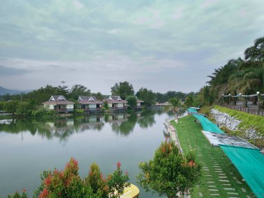 Perak, Malezya. 16 Eylül 2019: Trong eğlence çiftliği ve tatil gölünde sabah gökyüzünün güzel gündüz sahnesi.