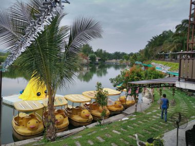 Perak, Malezya. 16 Eylül 2019: Trong eğlence çiftliği ve tatil gölünde sabah gökyüzünün güzel gündüz sahnesi.