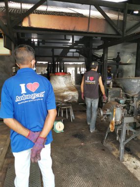 Perak, Malezya. 16 Eylül 2019: Ünlü Antongcafe fabrikasında kahve çekirdeklerinin toz haline getirilmesi veya pişirilmesi nin işlenme sahnesi, Taiping. 