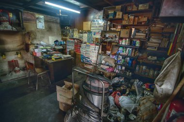 Perak, Malezya, 15 Eylül 2019: Seng Heng Workshop Sitiawan'da ofis olarak kullanılan bir araba atölyesi deposunun sahnesi. 