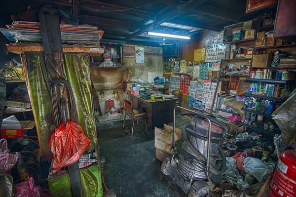 Perak, Malezya, 15 Eylül 2019: Seng Heng Workshop Sitiawan'da ofis olarak kullanılan bir araba atölyesi deposunun sahnesi. 