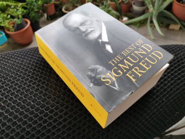 Perak, Malezya. 21 Eylül 2019: Sigmund Freud'un mas'ın evinde bıraktığı kitabının görüntüler.
