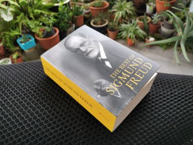 Perak, Malezya. 21 Eylül 2019: Sigmund Freud'un mas'ın evinde bıraktığı kitabının görüntüler.