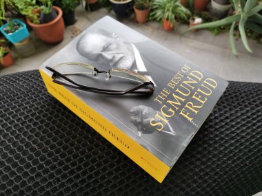 Perak, Malezya. 21 Eylül 2019: Sigmund Freud'un mas'ın evinde bıraktığı kitabının görüntüler.