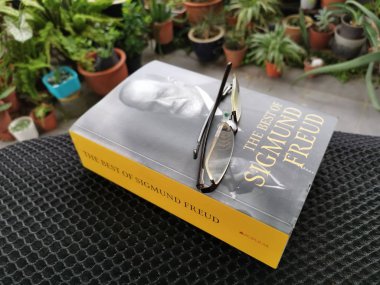 Perak, Malezya. 21 Eylül 2019: Sigmund Freud'un mas'ın evinde bıraktığı kitabının görüntüler.