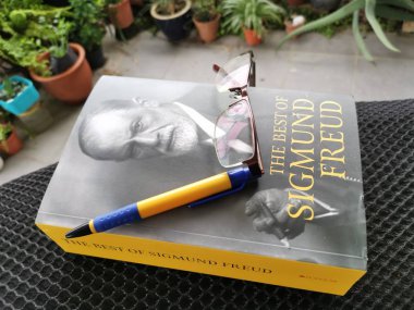 Perak, Malezya. 21 Eylül 2019: Sigmund Freud'un mas'ın evinde bıraktığı kitabının görüntüler.