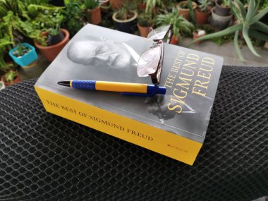 Perak, Malezya. 21 Eylül 2019: Sigmund Freud'un mas'ın evinde bıraktığı kitabının görüntüler.
