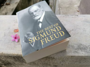 Perak, Malezya. 21 Eylül 2019: Sigmund Freud'un mas'ın evinde bıraktığı kitabının görüntüler.