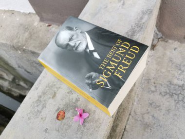 Perak, Malezya. 21 Eylül 2019: Sigmund Freud'un mas'ın evinde bıraktığı kitabının görüntüler.