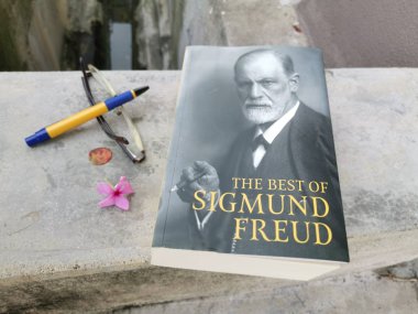 Perak, Malezya. 21 Eylül 2019: Sigmund Freud'un mas'ın evinde bıraktığı kitabının görüntüler.