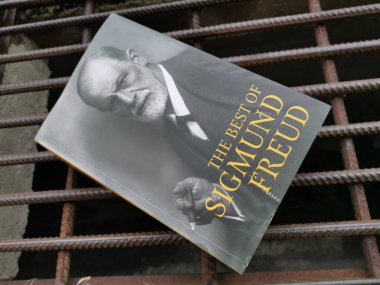 Perak, Malezya. 21 Eylül 2019: Sigmund Freud'un mas'ın evinde bıraktığı kitabının görüntüler.