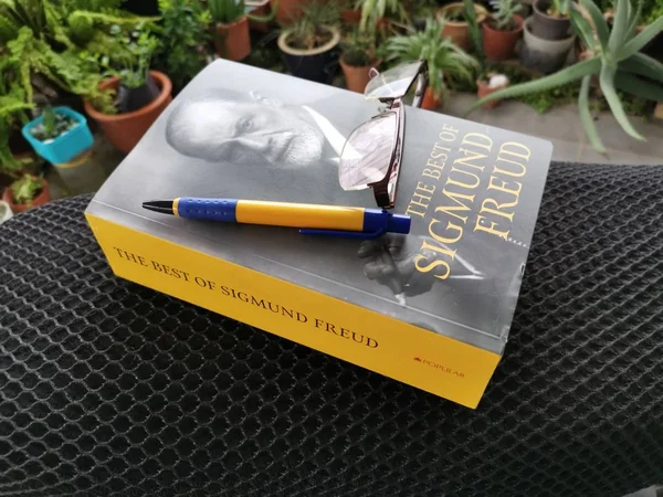 Perak, Malezya. 21 Eylül 2019: Sigmund Freud'un mas'ın evinde bıraktığı kitabının görüntüler.