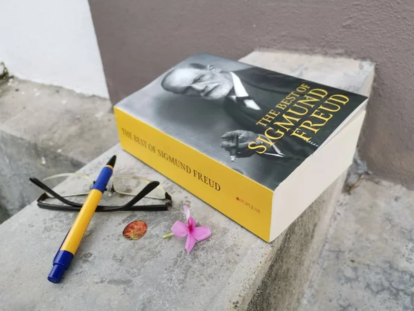 Perak, Malezya. 21 Eylül 2019: Sigmund Freud'un mas'ın evinde bıraktığı kitabının görüntüler.