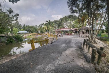 gölde boşalan restoran