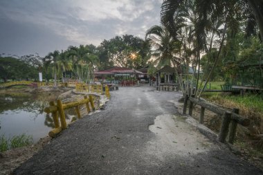 gölde boşalan restoran