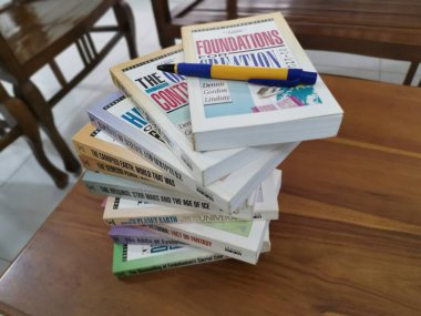 Perak, Malezya. 22 Eylül 2019 : Mas konutevinde okumak/ödünç almak için hıristiyan yaratılış ı veya evrim kitaplarının tam setlerini sergiledi, Kg Koh.