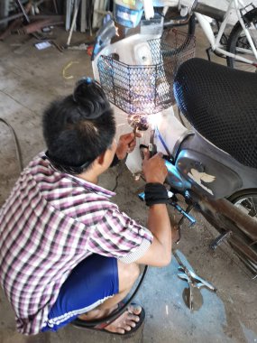 Perak, Malezya. 25 Eylül 2019:Mas Atölyesi'nde motosiklet sepeti bölümünde mekanik lehim kırık metal çerçeve.