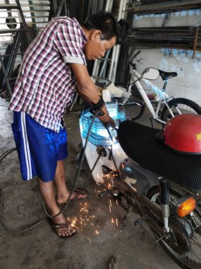 Perak, Malezya. 25 Eylül 2019:Mas Atölyesi'nde motosiklet sepeti bölümünde mekanik lehim kırık metal çerçeve.