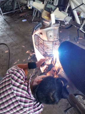 Perak, Malezya. 25 Eylül 2019:Mas Atölyesi'nde motosiklet sepeti bölümünde mekanik lehim kırık metal çerçeve.