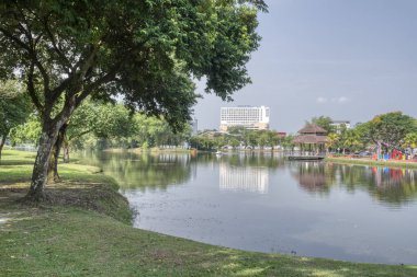 Perak, Malezya. 16 Eylül 2019: Taiping Lake Garden Park'ta sakin vakit geçirmenin keyfini çıkaran insanların huzur ve güzel sahneleri.