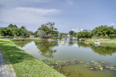 Perak, Malezya. 16 Eylül 2019: Taiping Lake Garden Park'ta sakin vakit geçirmenin keyfini çıkaran insanların huzur ve güzel sahneleri.