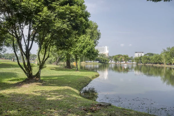 Perak, Malezya. 16 Eylül 2019: Taiping Lake Garden Park'ta sakin vakit geçirmenin keyfini çıkaran insanların huzur ve güzel sahneleri.