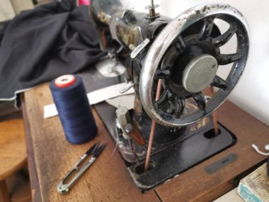 Perak, Malezya. 28 Eylül 2019: Ev yapımı terzilik Kg Koh'ta terzilik mağazasında Vintage giysiler dikiş makinesi. 