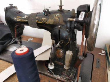 Perak, Malezya. 28 Eylül 2019: Ev yapımı terzilik Kg Koh'ta terzilik mağazasında Vintage giysiler dikiş makinesi. 