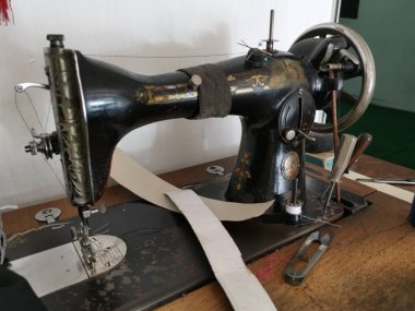 Perak, Malezya. 28 Eylül 2019: Ev yapımı terzilik Kg Koh'ta terzilik mağazasında Vintage giysiler dikiş makinesi. 