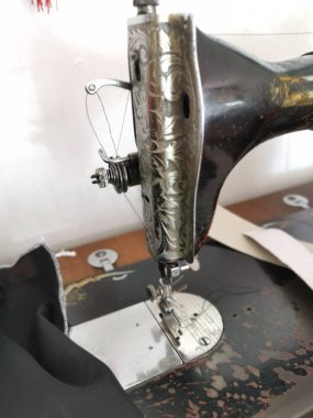 Perak, Malezya. 28 Eylül 2019: Ev yapımı terzilik Kg Koh'ta terzilik mağazasında Vintage giysiler dikiş makinesi. 