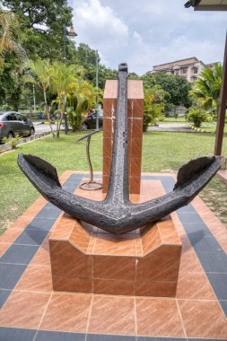 Perak, Malezya. 16,2019: Taiping Müzesi 'nin açık hava gösteriminde büyük bir çelik tekne çapası sergilendi.