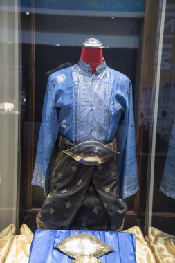 Perak, Malezya. 16 Ocak 2019: Kadınlar ve erkekler için eski geleneksel Perak Malay giysileri Taiping Müzesi 'nde kamuoyunun görebileceği cam vitrinde sergilenmektedir..