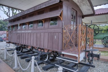 Perak, Malezya. 16. 2019: Antika veya antika tren motoru ve kabini halkın Taiping Müzesi 'nde görmesi için sergileniyor.