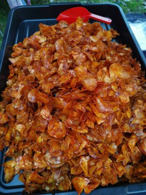 Taze kızarmış baharatlı tapyoka cipsi.