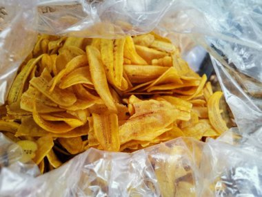 Kızarmış tuzlu muz cipsi.