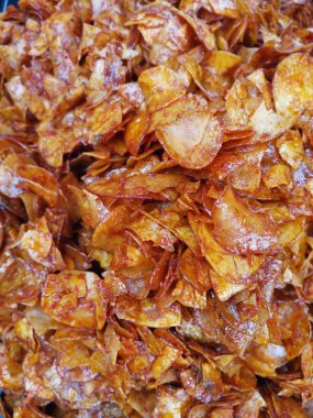 Taze kızarmış baharatlı tapyoka cipsi.