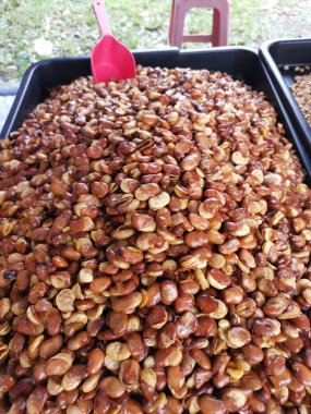 Kızarmış tuzlu fasulye.